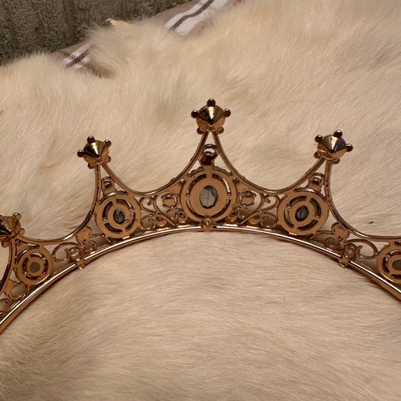 Gold tone Tiara with Gemstones - Picture 3 of 3